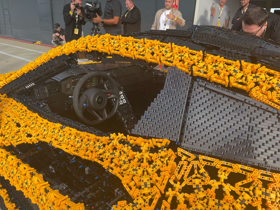 la voiture McLaren P1 grandeur nature en Lego Technic dans la voie des stands à Silverstone