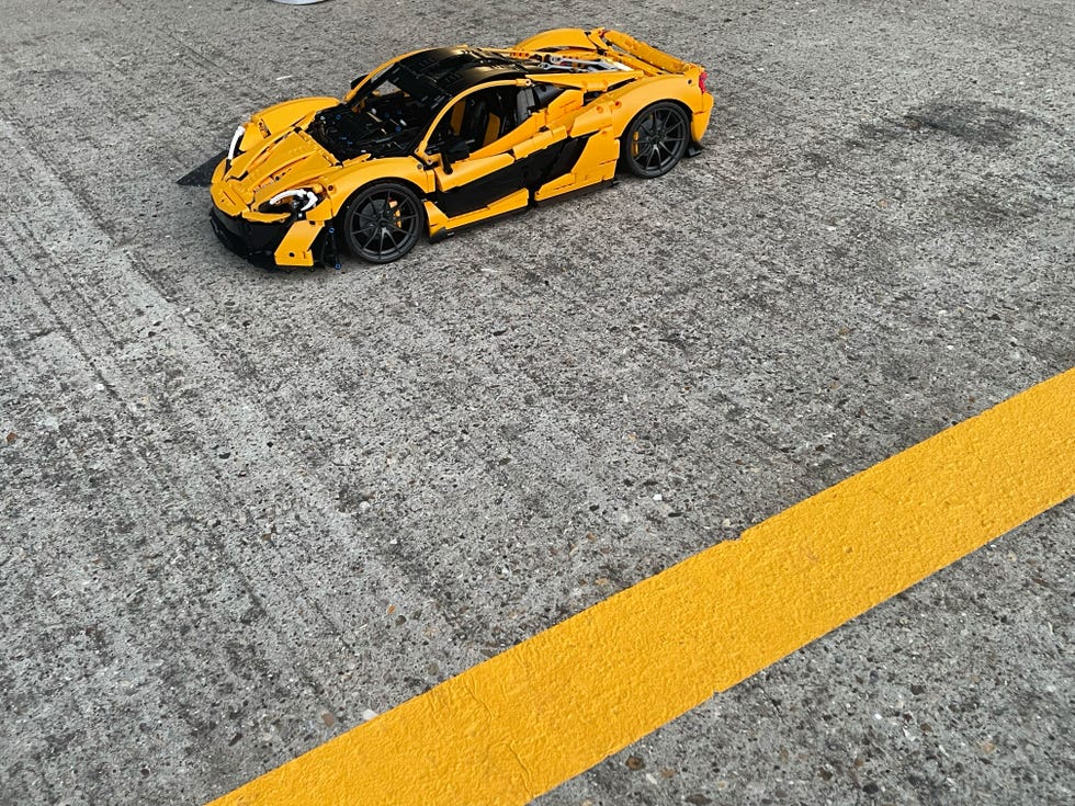 la McLaren Technic P1 en Lego dans la voie des stands à Silverstone