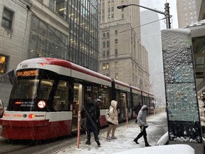 L'hiver est arrivé mardi à Toronto après que plusieurs jours de chaleur inhabituelle aient endormi tout le monde dans un faux sentiment de sécurité.