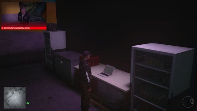 ordinateur portable dans un bar privé dans hitman world of assassination