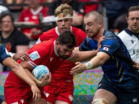 Le Canadien Lucas Rumball, à gauche, pousse le Japonais Tiennan Costley, à droite, pendant la deuxième mi-temps de la Coupe des Nations du Pacifique de rugby, à Vancouver, le dimanche 25 août 2024.