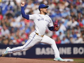 Le lanceur des Blue Jays, José Berrios, livre la balle au marbre contre les Cardinals lors de la première manche de la MLB au Rogers Centre à Toronto, le samedi 14 septembre 2024.