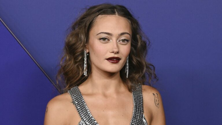 Fallout n'a peut-être pas remporté d'Emmy Awards, mais le look métallique ajusté d'Ella Purnell obtient le prix de la mieux habillée de ma part
