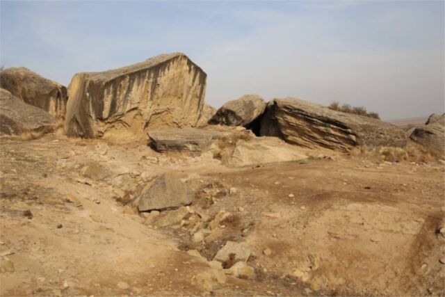 L'abri sous roche de Çapmalı. La pierre au centre est l'endroit où les chercheurs ont trouvé un panneau indiquant 58 trous.