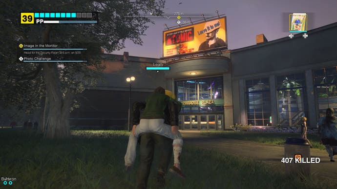 Frank porte une survivante appelée Leah sur son dos alors qu'il court vers l'entrée du centre commercial Paradise Plaza dans Dead Rising Deluxe Remaster.