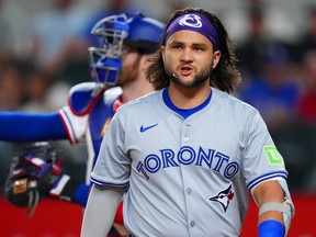 Bo Bichette des Blue Jays de Toronto réagit après avoir été éliminé au bâton lors de la première manche contre les Rangers du Texas.