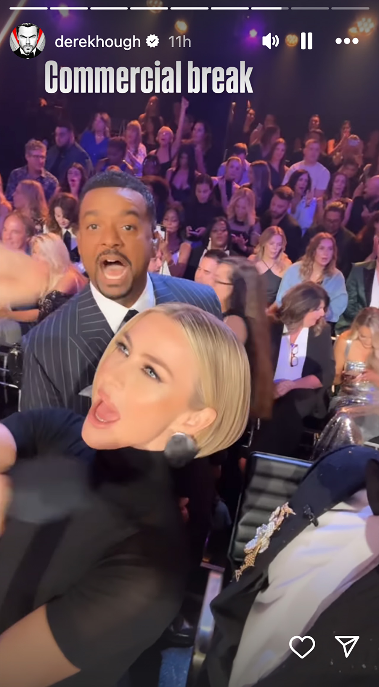 Julianne Hough et Alfonso Ribeiro chantent Sweet Caroline pendant la pause publicitaire sur DWTS.