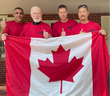 Les policiers de Peel (à gauche), Bob Hackenbrook, Trevor Heck (deuxième à partir de la droite) et Paul Kim (à droite) sont passés chez Don Cherry pour se préparer à la prochaine course Run to Remember en l'honneur de beaucoup trop de policiers tombés au combat - Photo de la police de Peel