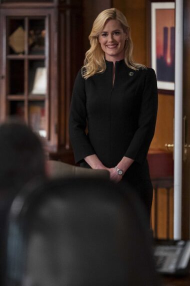 Abigail Hawk dans le rôle d'Abigail Baker dans Blue Bloods