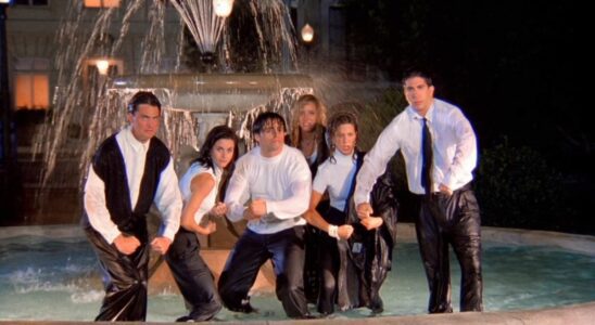 L to R: Matthew Perry, Courteney Cox, Matt LeBlanc, Lisa Kudrow, Jennifer Aniston, and David Schwimmer in the fountain for Friends opening sequence.