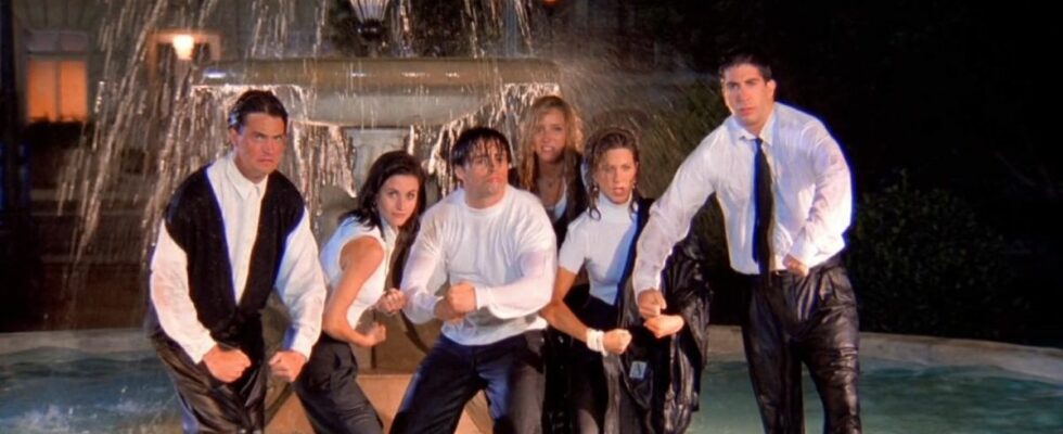 L to R: Matthew Perry, Courteney Cox, Matt LeBlanc, Lisa Kudrow, Jennifer Aniston, and David Schwimmer in the fountain for Friends opening sequence.