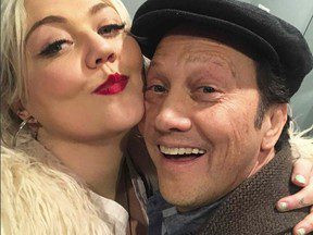 Elle King critique les excuses de son père, Rob Schneider, concernant Tucker Carlson : « Cela ne veut rien dire »