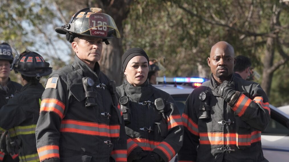 Rob Lowe dans le rôle d'Owen, Natacha Karam dans le rôle de Marjan et Brian Michael Smith dans le rôle de Paul — Première de la saison 5 de « 9-1-1: Lone Star » 