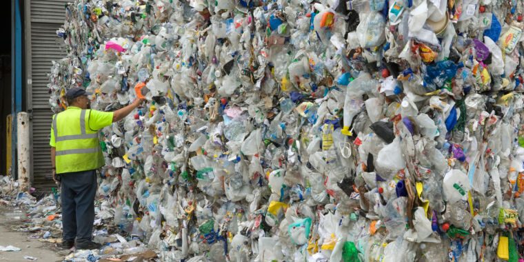 La vaporisation des plastiques les recycle en rien d’autre que du gaz