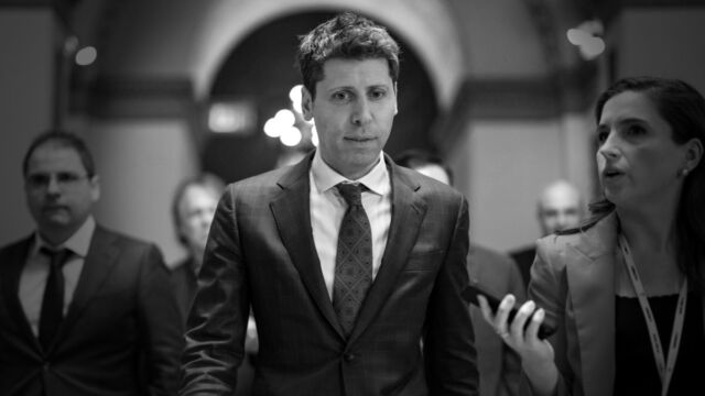 Le PDG d'OpenAI, Sam Altman, marche du côté de la Chambre du Capitole américain le 11 janvier 2024, à Washington, DC.