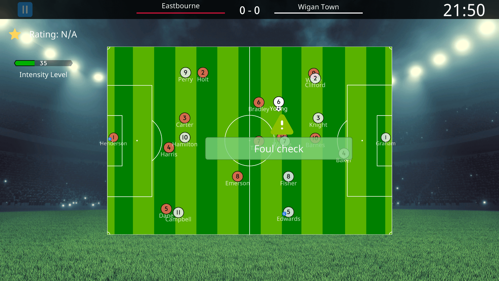 Cette image montre une superposition d'un terrain de football, avec des joueurs dans certaines positions. Sur le terrain, il y a un triangle de présignalisation vert avec "contrôle de faute". En haut de l'écran, il y a "0-0" montré avec les deux noms d'équipe de "Eastbourne" et "Ville de Wigan". 