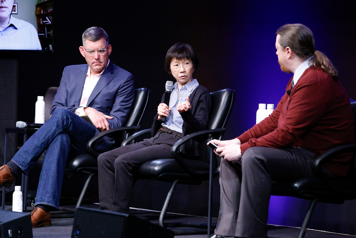 Joanna Wong (au centre) répond à une question.