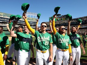 Zack Gelof #20 des Oakland Athletics et ses coéquipiers saluent la foule après avoir battu les Texas Rangers au Oakland Coliseum le 26 septembre 2024 à Oakland.