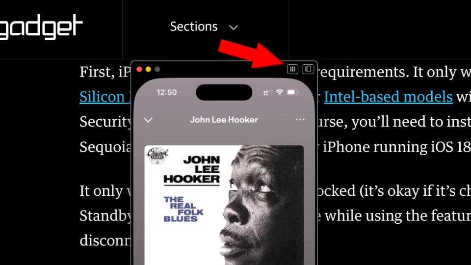 Capture d'écran macOS de l'application iPhone Mirroring (affichant Spotify, lisant un album de John Lee Hooker) superposant une page Web dans Chrome sur Mac. Une flèche rouge pointe vers deux boutons (Accueil et App Switcher) en haut de la fenêtre virtuelle de l'iPhone.