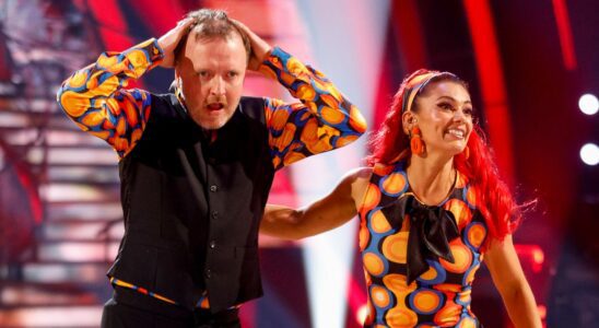 Dianne Buswell de Strictly exécute une danse les yeux bandés avec Chris McCausland