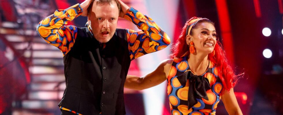 Dianne Buswell de Strictly exécute une danse les yeux bandés avec Chris McCausland