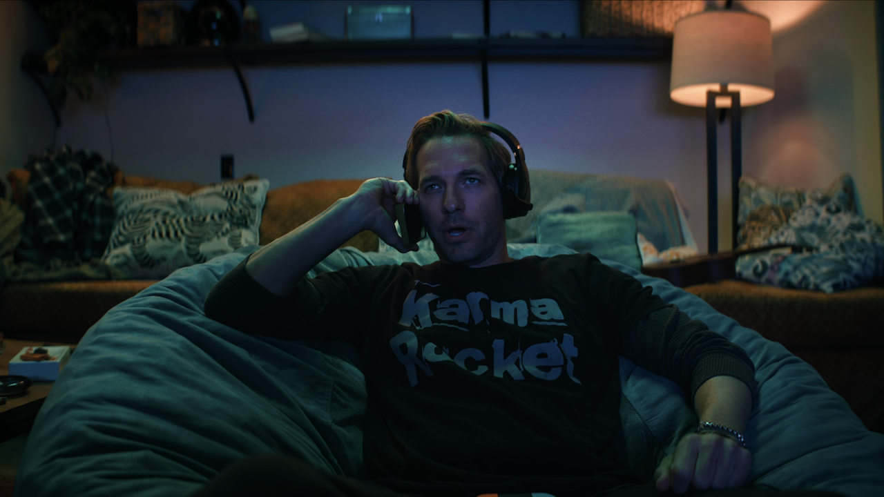 Capture d'écran du t-shirt Kyle de Ryan Hansen en Karma Rocket dans Nobody Wants This