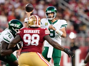 Le quart-arrière Aaron Rodgers des Jets de New York lance une passe contre les 49ers de San Francisco au cours du troisième quart-temps au Levi's Stadium le 9 septembre 2024 à Santa Clara, Californie.