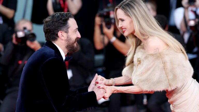 Angelina Jolie et le réalisateur de « Maria » Pablo Larraín racontent comment ils ont capturé la vie d'opéra de la diva : « Son destin était sa tragédie. Mais il y a tellement de beauté là-dedans » Plus de Variety Les plus populaires À lire absolument Inscrivez-vous aux newsletters de Variety Plus de nos marques
	
	
