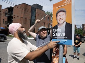 Le chef du NPD, Jagmeet Singh, pose des affiches de campagne avec le candidat Craig Sauvé, le lundi 29 juillet 2024, à Montréal. Une élection partielle fédérale aura lieu dans la circonscription de LaSalle--Émard--Verdun le 16 septembre 2024.