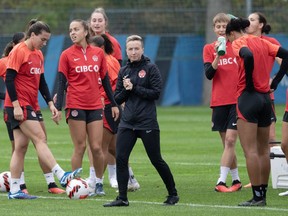 L'entraîneure de l'équipe nationale féminine de soccer du Canada, Bev Priestman, au centre, dirige l'entraînement de l'équipe, le jeudi 26 octobre 2023 à Montréal. Deux mois après avoir annoncé une enquête externe indépendante sur le scandale d'espionnage par drone des Jeux olympiques de Paris, Canada Soccer – comme tout le monde – attend ses conclusions.