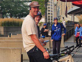 Bowden Francis des Blue Jays rentre chez lui à vélo après avoir presque lancé un match sans coup sûr