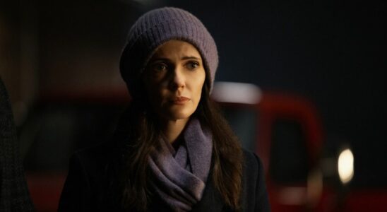 Elizabeth Tulloch's Lois Lane wearing lavender beanie hat and lavender scarf