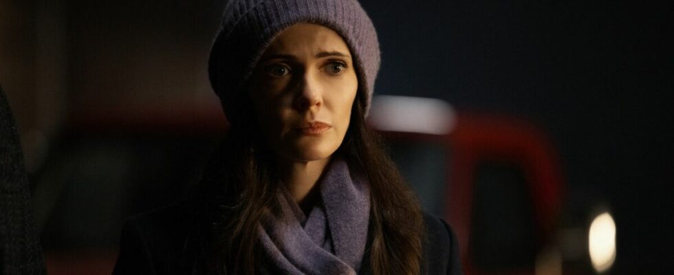 Elizabeth Tulloch's Lois Lane wearing lavender beanie hat and lavender scarf