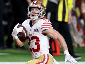 Christian McCaffrey des 49ers de San Francisco court le ballon pour un touché au deuxième quart contre les Chiefs de Kansas City lors du Super Bowl LVIII au stade Allegiant le 11 février 2024 à Las Vegas.