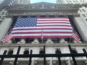 Le drapeau américain est suspendu à l'avant de la Bourse de New York le mardi 10 septembre 2024, à New York.