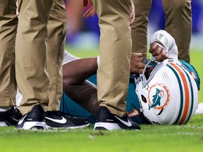 Tua Tagovailoa des Dolphins de Miami est allongé sur le sol après être entré en collision avec Damar Hamlin des Bills de Buffalo au cours du troisième quart-temps du match au Hard Rock Stadium le 12 septembre 2024 à Miami Gardens, en Floride.