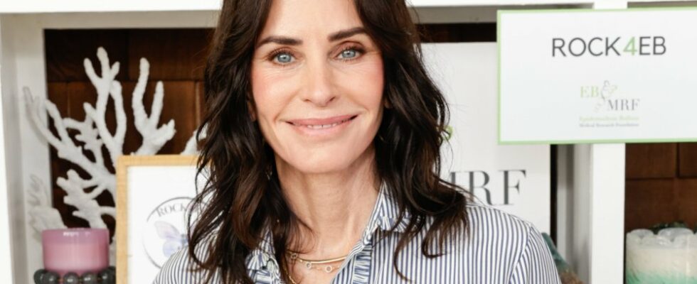 Courteney Cox déclare « Je n'ai pas encore signé officiellement » pour « Scream 7 » et espère que Dewey pourra apparaître : « Ils doivent trouver une solution »