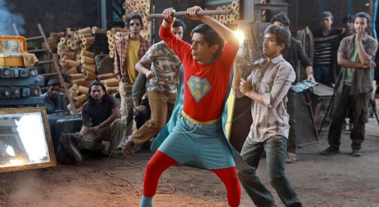 Critique de « Superboys of Malegaon » : un film de Bollywood qui fait rire les foules et parle de la réalisation de films DIY Critique de « Superboys of Malegaon » : un film de Bollywood qui fait rire les foules et parle de la réalisation de films DIY Critique au Festival du film de Toronto (présentations de gala), le 13 septembre 2024. Durée : 127 MIN. Plus de Variety Les plus populaires À lire absolument Inscrivez-vous aux bulletins d'information de Variety Plus de nos marques