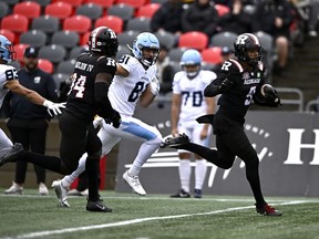 Le receveur des Argonauts Tommy Nield (81) est incapable d'attraper le demi défensif des Redblacks Damon Webb (9) alors qu'il court pour un touché à Ottawa le samedi 7 septembre 2024.