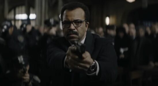 Jeffrey Wright holding gun as James Gordon in The Batman