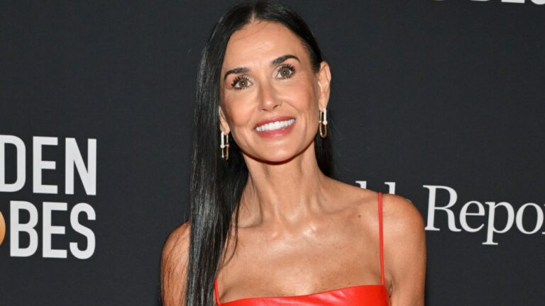 Demi Moore affirme que le salaire de 12,5 millions de dollars qu'elle a touché pour son rôle de strip-teaseuse n'était pas destiné à être comparée à Bruce Willis : « Si je fais la même quantité de travail, pourquoi ne devrais-je pas être payée ? » Plus de Variety Les plus populaires À lire absolument Inscrivez-vous aux newsletters de Variety Plus de nos marques
	
	
