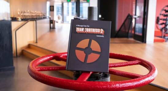 Des joueurs mécontents de Team Fortress 2 rassemblent 340 000 signatures dans un livre et le remettent en mains propres à Valve