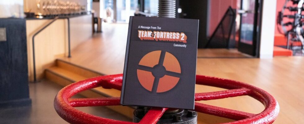 Des joueurs mécontents de Team Fortress 2 rassemblent 340 000 signatures dans un livre et le remettent en mains propres à Valve