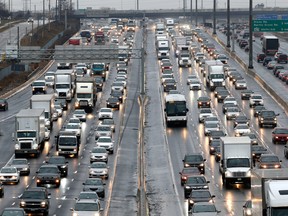 Circulation intense sur plusieurs voies d'autoroute.