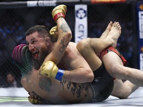 Merab Dvalishvili, en haut, combat Sean O'Malley dans un combat pour le titre d'arts martiaux mixtes poids coq lors de l'UFC 306 au Sphere, le samedi 14 septembre 2024, à Las Vegas.