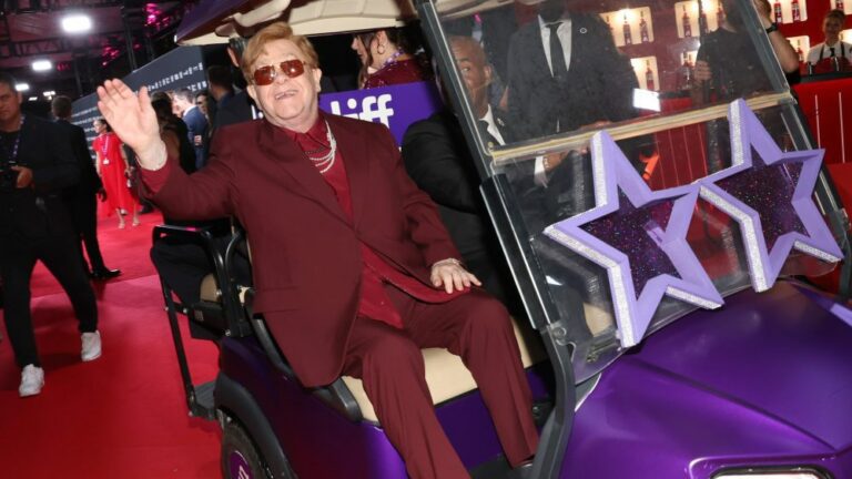 Elton John pleure alors que le documentaire intime retraçant sa vie est présenté en avant-première au TIFF : « Sur ma pierre tombale, je veux qu'il soit écrit qu'il était un père formidable »
	
	
