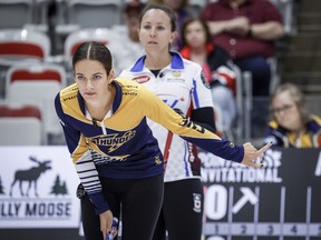 La capitaine de l'équipe Wood, Gabrielle Wood, à gauche, dirige ses coéquipières tandis que la capitaine de l'équipe Homan, Rachel Homan, regarde pendant l'action de curling au PointsBet Invitational à Calgary, en Alberta, le mercredi 25 septembre 2024. LA PRESSE CANADIENNE/Jeff McIntosh