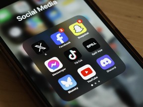 Applications de médias sociaux sur un smartphone.