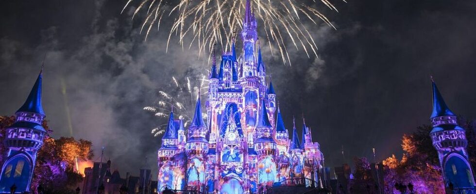 Il fait tellement chaud à Disney World en ce moment qu'on peut voir le plastique fondre littéralement