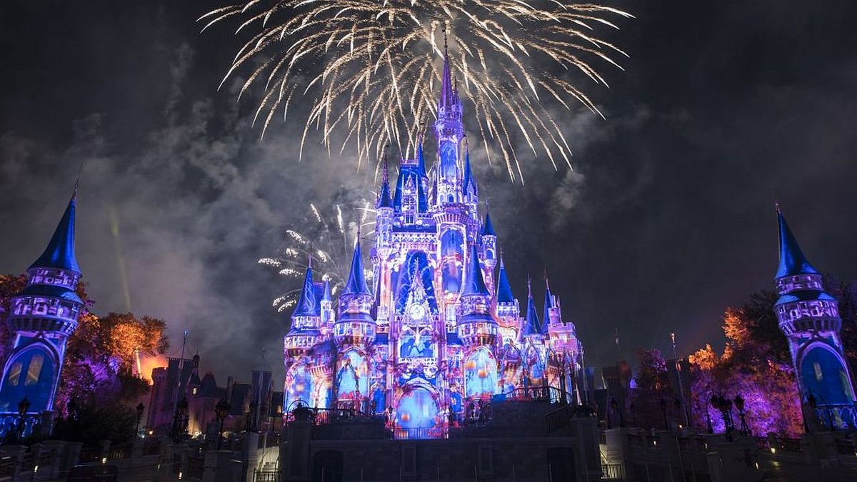 Il fait tellement chaud à Disney World en ce moment qu'on peut voir le plastique fondre littéralement
